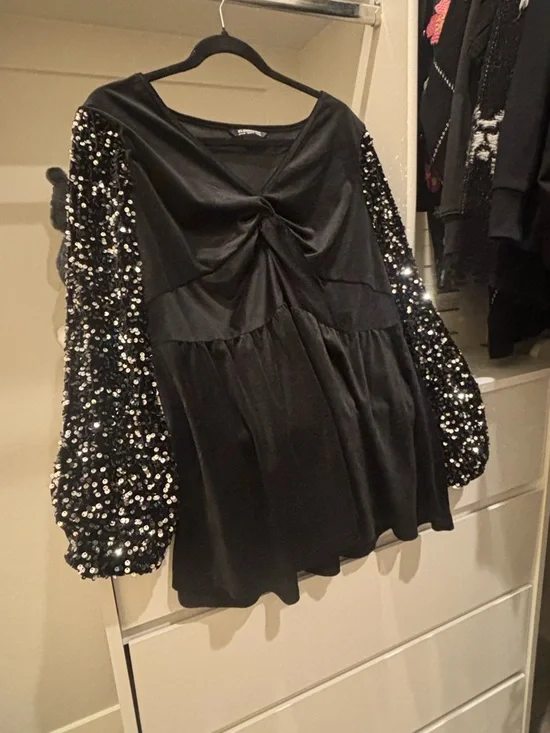 (XL-2x) Black Stretchy Velvet Twist-Front Top with Sequin Sleeve Detail NWT - Picture 3 of 5